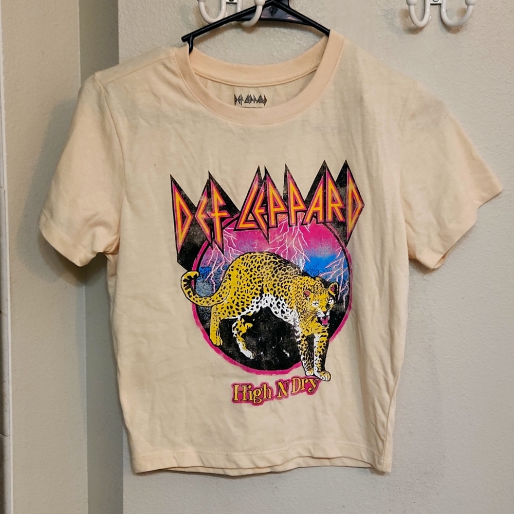 Def Leppard womens crop t shirt baby tee NWT size medium fits like small leopard